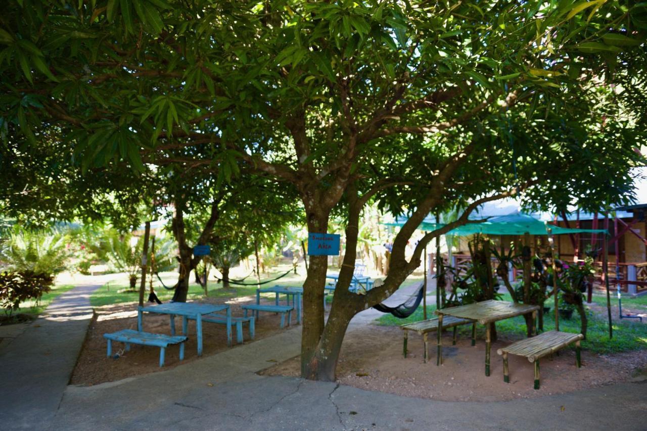 Fat Monkey Hostel Coron Exterior foto